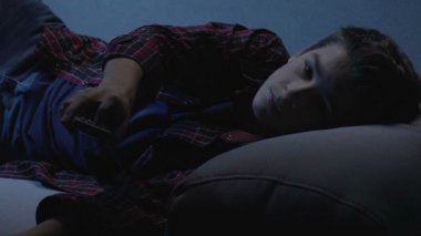 Çocuk değişen tv kanalları film geceleri, yetişkinlere yönelik içerik bulmak için tahriş