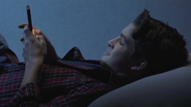 Asi çocuk İnternet'te sörf Smartphone'da gece zaman, gadget bağımlılığı