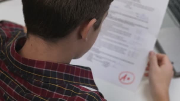 Estudiante mostrando sí gesto, expresando felicidad sobre el grado más alto, vista posterior — Vídeos de Stock