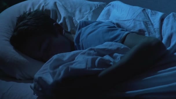 Ανενόχλητο νυχτερινό ύπνο του έφηβου αγοριού νύχτα στο άνετο στρώμα ορθοπεδικό — Αρχείο Βίντεο