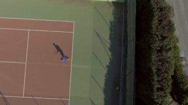 Topu onun rakibi, sarayda hizmet veren, egzersiz profesyonel tenis oyuncusu