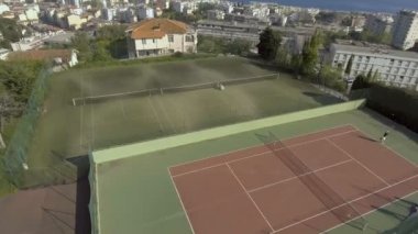 Zengin insanlar lüks mahkeme, etkinlikler, hafta sonu spor tenis oynuyor