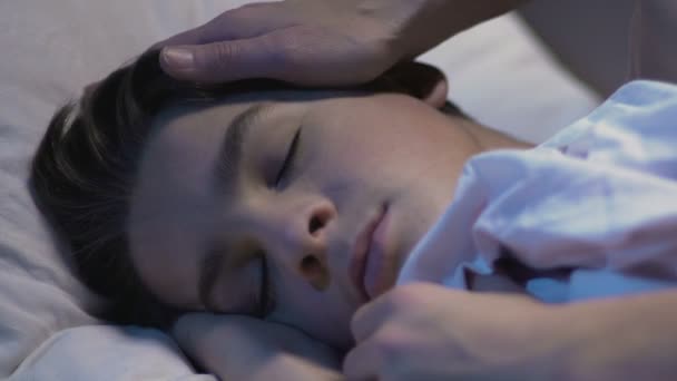 Mère caressant doucement la tête du fils pendant que le garçon dort calmement et éteint la lumière — Video