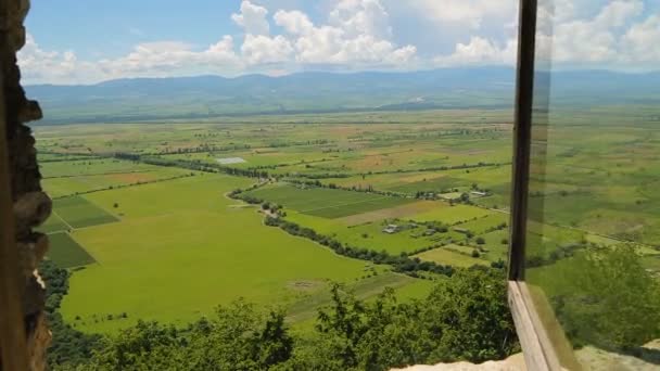 Champs verts, montagnes et ciel nuageux vus de la fenêtre de l'hôtel, belle nature — Video