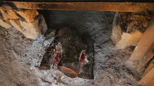 Σιγοκαίει φωτιά κάρβουνα στο ερειπωμένο παλιό σπίτι μεταξύ πέτρες τούβλα, εγκατέλειψε την περιοχή — Αρχείο Βίντεο