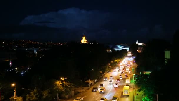 Samochody nieubłaganie pędzi wzdłuż alei nocne Tbilisi, Gruzja, time-lapse — Wideo stockowe