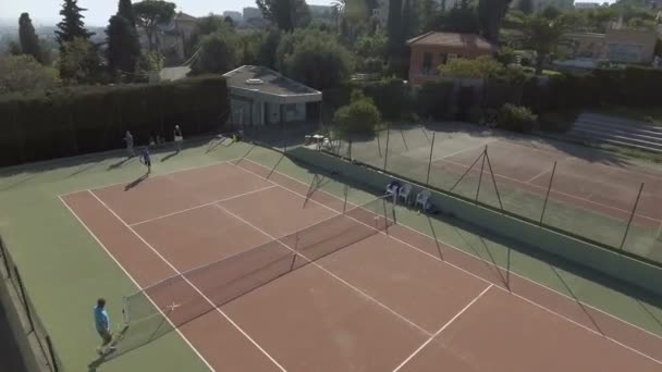 Férfi tenisz játék a szabadban, a légi felvétel a luxus pálya, fitness életmód — Stock videók