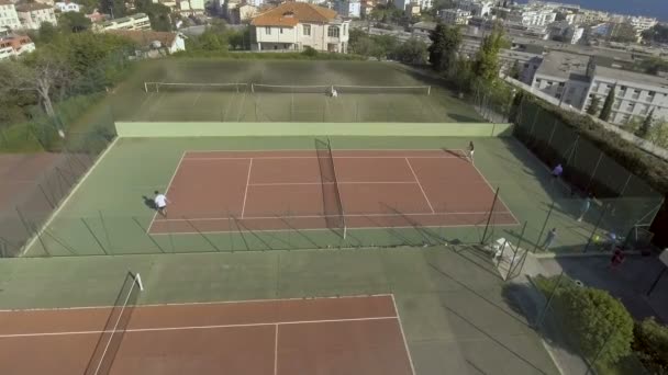 Tenis oynamaya lüks mahkeme, tatil dinlenme, resort insan havadan görünümü — Stok video