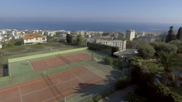 Widok na miasto i luksusowe sąd, ludzi gra w tenisa, hobby i relaks — Wideo stockowe