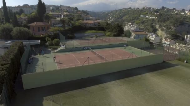 Atleti professionisti di sesso femminile e maschile che giocano a tennis, vista aerea, allenamento — Video Stock