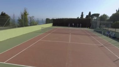 İnsanların açık havada Tenis oynamak, yarışmadan önce eğitim panoramik manzaralı