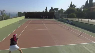 Kadın atlet erkek rakip, eğitim ve spor tenis top döndürme