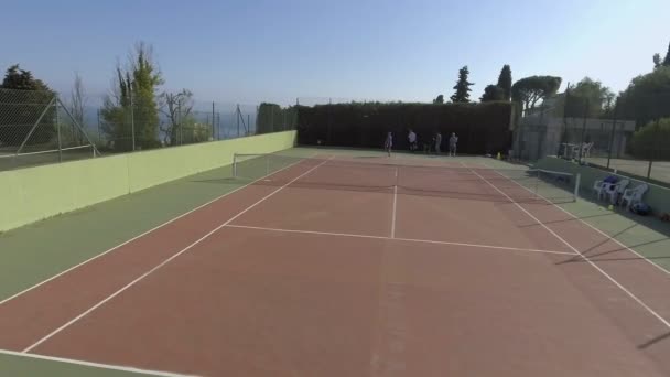Panoramiczny widok ludzi, grać w tenisa na zewnątrz, trening przed zawodami — Wideo stockowe