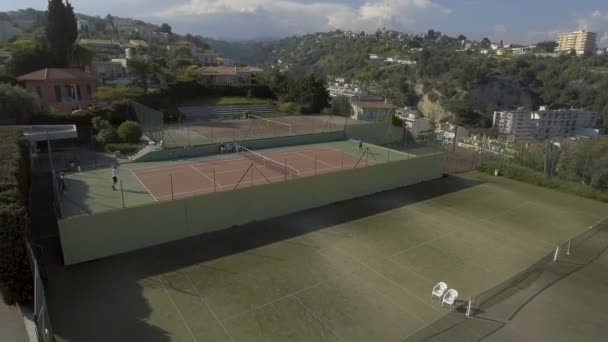 Vackra Flygfoto över tennis court och sommar stuga, koppla av på semester — Stockvideo