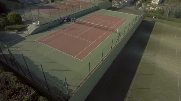Ομάδα φίλων που μιλάμε στο γήπεδο τένις μετά από εκπαίδευση, ενεργό υπόλοιπο Σαββατοκύριακο — Αρχείο Βίντεο