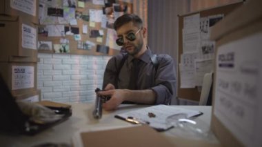 Polis ofiste masa, hukuk ve sipariş, suçlular RAID topundan şarj