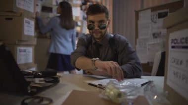 Erkek polis dedektifi gizlice cep, resmi suç peşin kanıt gizleme