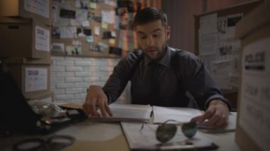 Gece boyunca çalışan yorgun uykulu polis Ajan adam kaçırma soruşturma