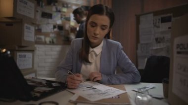 Polis ofis arkadaşları birlikte suç soruşturma ofiste çalışan