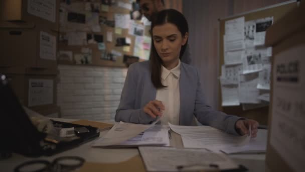 Kávét kínál női kolléga, együtt dolgoznak az ügyben nyomozó ember — Stock videók