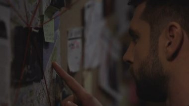 Kendine güvenen gizli ajan harita üzerinde cevap ararken suçlu takip