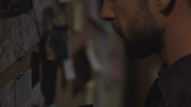 Kahve içme ve cinayete teşebbüs hakkında düşünme profesyonel Dedektif