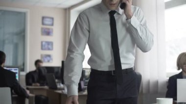 Mutlu işadamı telefon, başarılı şirket refah iyi haber alma