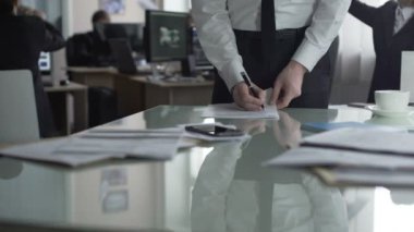 Personel eğlenceli ve komik, Kağıt Uçak onların patron arkasında atma