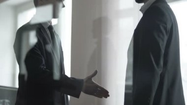 Anlaşma, teyit birbirlerine el sıkışan iki iş adamları camdan görüntülemek