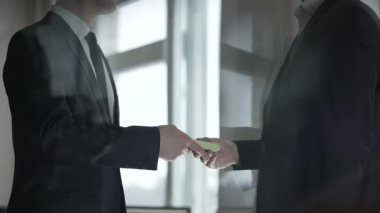 Onun ortağı nakit, başarılı iş anlaşması kar veren işadamı