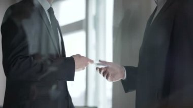 Zarf, vergi kaçırma, yolsuzluk Doları büyük maaş alan çalışan