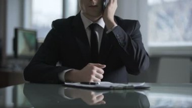 Cep telefonunuzun, konuşan işadamı şirketi kurtarmak için onun ortağı çerçeveleme