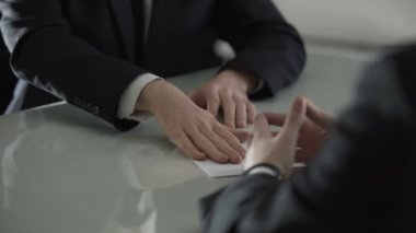 Adam para, resmi için rüşvet, yolsuzluk ile beyaz zarf teslim