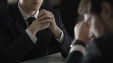 Tehdit ve onu açıkça itiraf etmeye zorlama istemcisi, korkutucu avukat