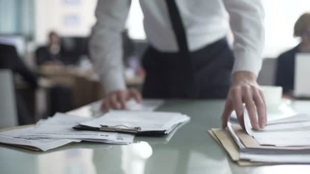 Jefe de departamento examinando papeles y firmando documentos, trabajo en la oficina — Vídeo de stock