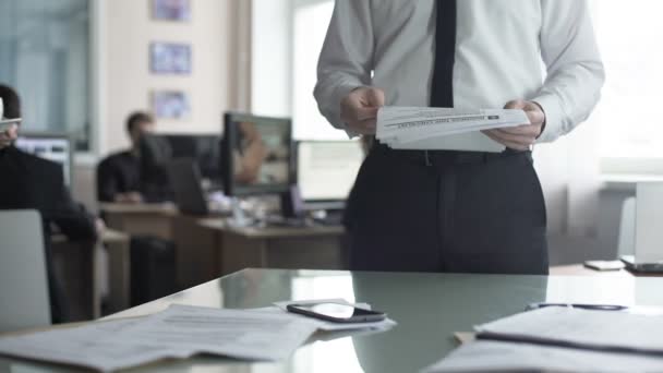 Försiktig sekreterare att föra till boss varmt te, uppmärksam personal, vänliga — Stockvideo