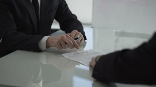 Бизнесмен дает коллегам-мужчинам договор о сотрудничестве на подписание, партнерство — стоковое видео