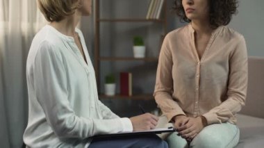 Güzel kadın psikolog ile görevden hakkında söz terapi oturumu