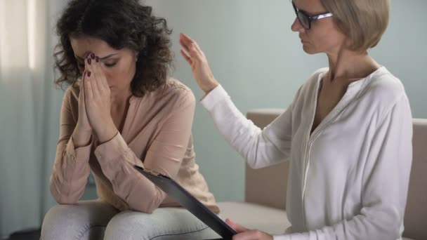 Attente psycholoog troostend depressief vrouwelijke patiënt, familie problemen — Stockvideo