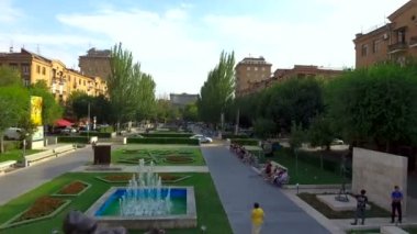 Erivan, Ermenistan - Haziran 2017 yaklaşık: Gezi şehrin. Art arda sıralı önünde güzel modern heykel duran ile Park havadan görünümü