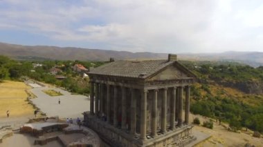 Garni, Ermenistan - Haziran 2017 yaklaşık: Köy yerler. Panoramic eski Garni Tapınağı bakan dağlar ve Ermenistan köyde vurdu