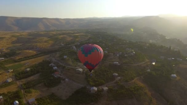 Przepiękne widoki z gorącym powietrzem balon lądowania w Halidzor village — Wideo stockowe