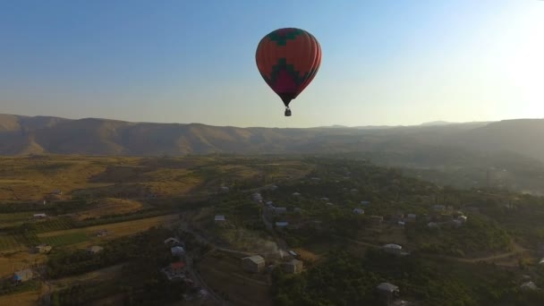 Precioso vuelo de hermoso globo aerostático sobre pueblo, deporte extremo — Vídeo de stock