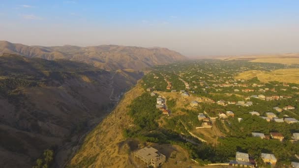 Vista aérea maravilhosa do vale da montanha e da antiga aldeia armênia no dia ensolarado — Vídeo de Stock