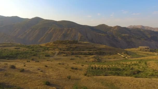 Fascinerande Flygfoto av fruktträdgårdar och bergen i Armenien, jordbruk — Stockvideo