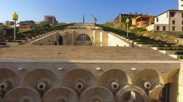 Захоплюючий вид з Єреван Каскад, гігантські stairway у Вірменії, архітектура — стокове відео