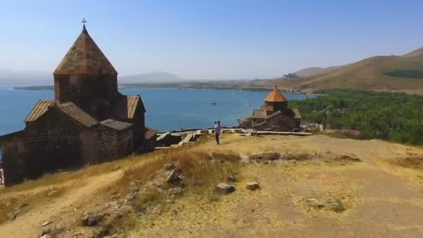 Drone latanie nad klasztorny Sevanavank, zwiedzanie w Armenii, religia — Wideo stockowe