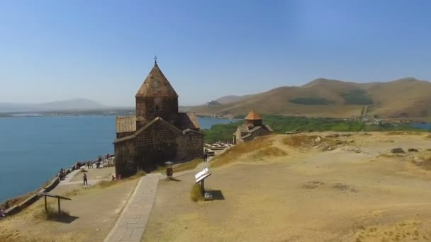Panorama aéreo del antiguo y hermoso complejo del monasterio Sevanavank en Armenia, tour — Vídeos de Stock