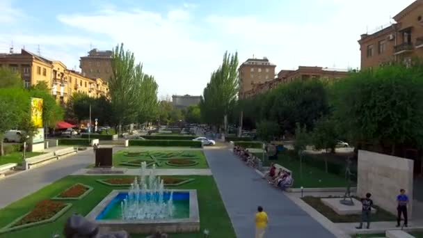 Jerevan, Arménie - cca června 2017: Památky ve městě. Letecký pohled na park s krásnou moderní sochy stojící před sebe — Stock video