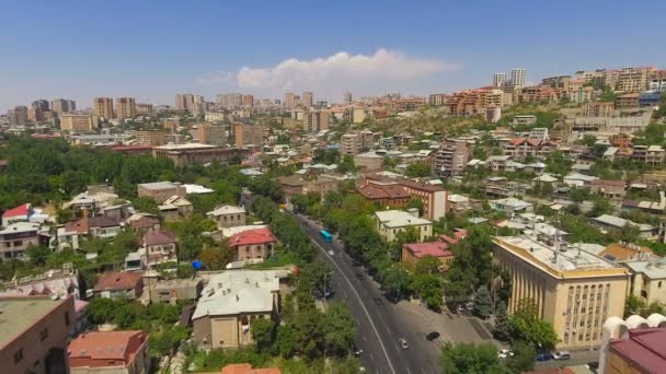 Hektiskt liv i Yerevan stad i Armenien, vackra Flygfoto över byggnader — Stockvideo